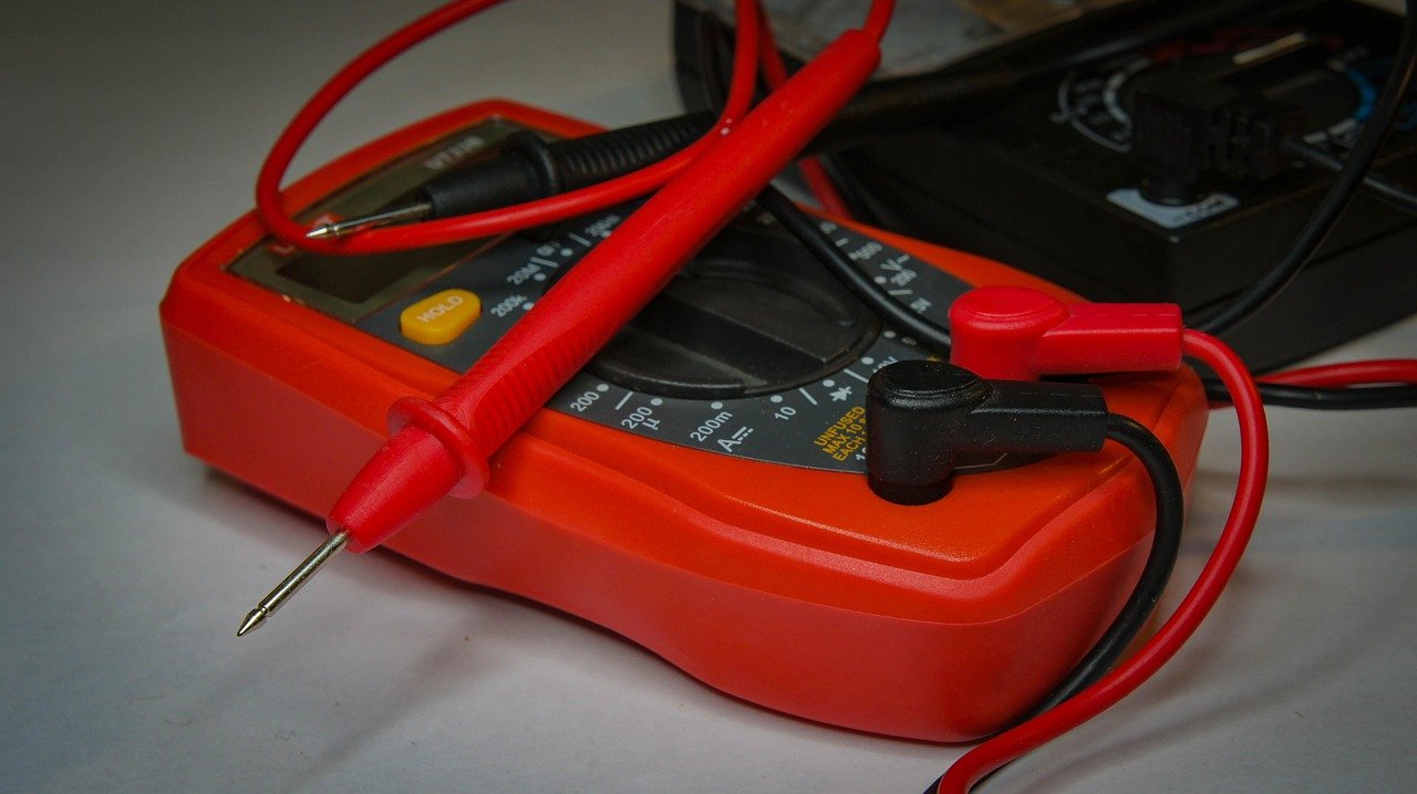 Hvordan bruke et multimeter - praktiske måleteknikker og sikkerhetstips