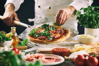 Hvordan bruke pizzastein? I ovnen og på grillen