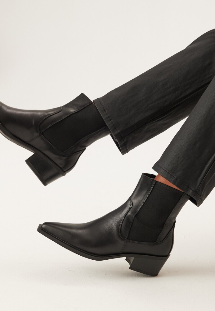 Vagabond Kelsey Heel Classic Leather Boots - side a