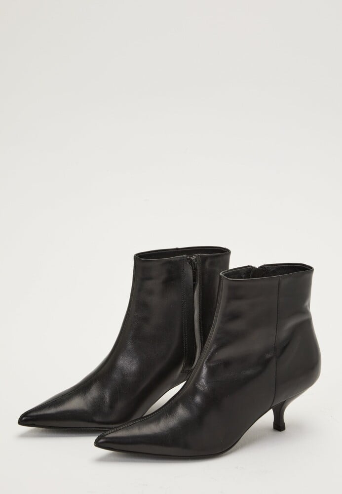 Make Way Heeled Leather Ankle Boot - side a