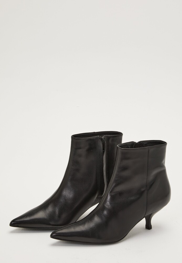 Make Way Heeled Leather Ankle Boot - side a