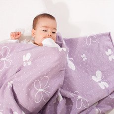 Babyteppe med sommerfugler og navn. Babyteppe med sommerfugler og navn.