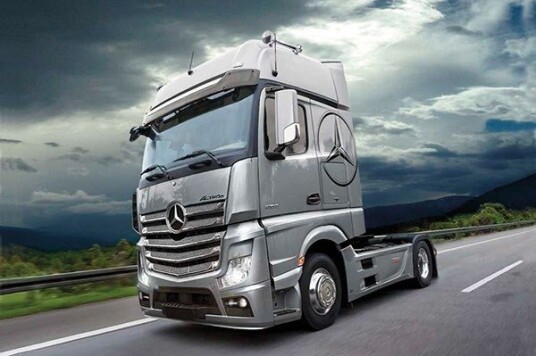 Italeri 1:24 Mercedes-Benz Actros MP4 Gigaspace Modellsett for Modellbygging