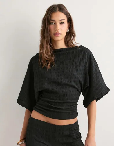 Nelly Svart Stunning Structure Tee