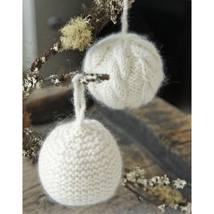 Let it Snow by DROPS Design Julekuler Julepynt Strikkeoppskrift 8 cm