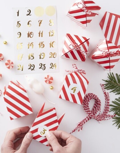 Ginger Ray 24 stk Rød og Hvite Advent Bokser Julekalender med Klistremerker og Hyssing RG 329