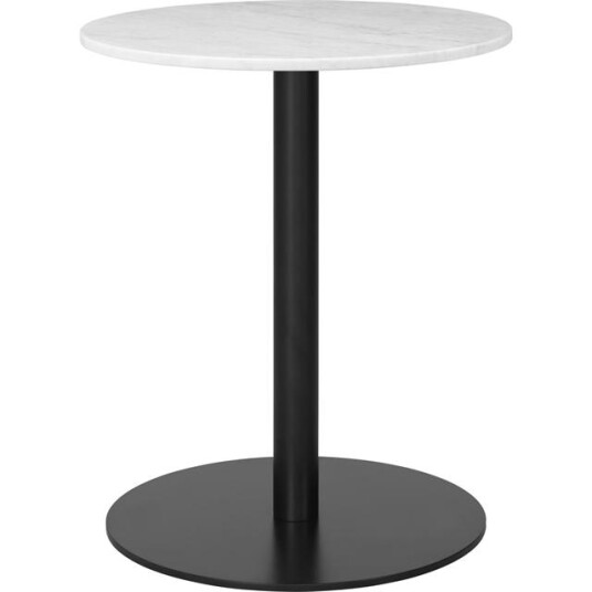 GUBI 1.0 Spisebord Rundt Ø60 cm med Sort Base og Hvit Carrara Marmorplate