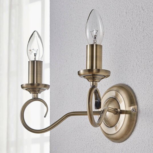 Lindby Elegant vegglampe Marnia i antikkmessing