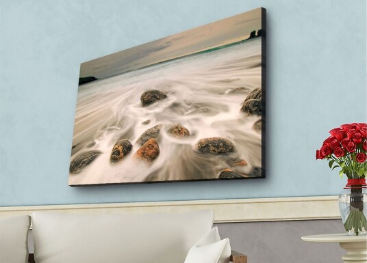 Lerretsbilde med LED belysning Strandscene med myke bølger som omslutter steiner Grå / Beige / Svart