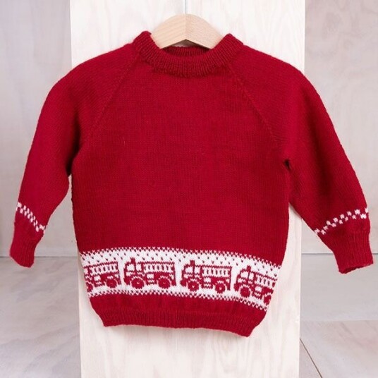 Bluum Strik Strikkegenser Brannbil - garnpakke i Bluum Pure Eco Baby Wool