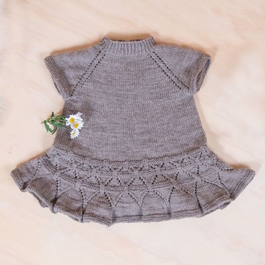 Sirissima Strikk Ylva dansekjole - garnpakke i Bluum Pure Eco Baby Wool, Sirissima strikk Sirissima Strikk Ylva dansekjole - garnpakke i Bluum Pure Eco Baby Wool, Sirissima strikk