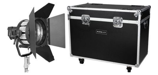 Nanlux Evoke 1200B Spot Light Kit Med FL-35YK Fresnel Lens og Flight Case Nanlux Evoke 1200B Spot Light Kit Med FL-35YK Fresnel Lens og Flight Case