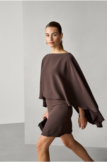 Joelle Kjole med cape Brun