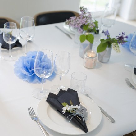 Resirkuleringsfokusert borddekking i blått tema av Rito Krea DIY guide til borddekorasjon Resirkuleringsfokusert borddekking i blått tema av Rito Krea DIY guide til borddekorasjon