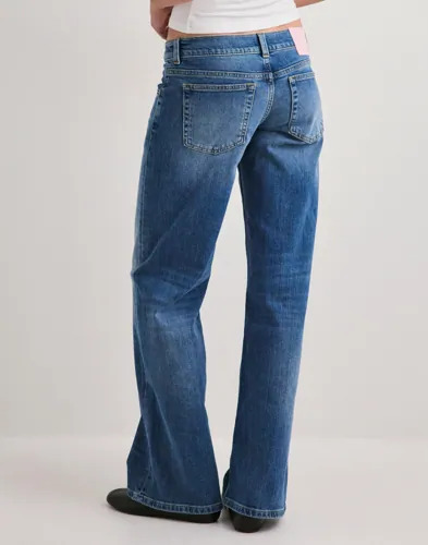 Nelly   Blå   Ultra Low Waist Loose Jeans