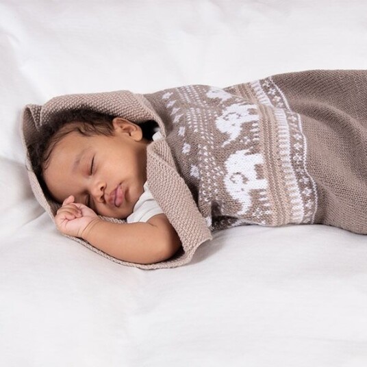 Bluum Strik Strikk Kosepose Elefantene bader - garnpakke i Bluum Soft Merino Ull