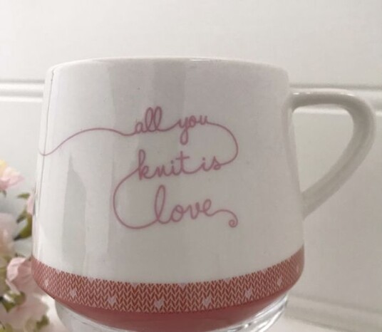 Krus med teksten "All you knit is Love"