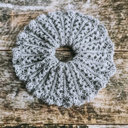 Scrunchie 2 av Rito Krea Scrunchie Strikkeoppskrift 14cm