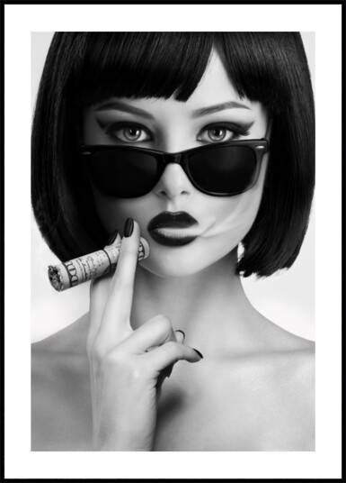 Confident Glamour Smoke Plakat / 100x150 Confident Glamour Smoke Plakat / 100x150