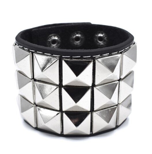 Hiprock Svart Armbånd Med Nagler Hiprock Svart Armbånd Med Nagler