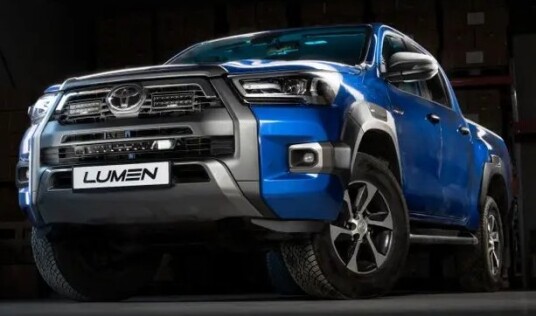 Lumen grillkit Toyota Hilux SR+ Invincible X SQ16. 22304 lumen. Diskret og pen montering.