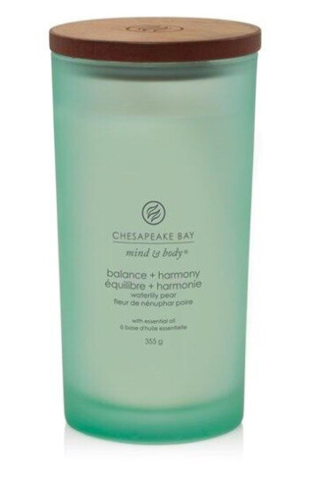 Chesapeake Bay Scented candle with wooden lid - Waterlily Pear