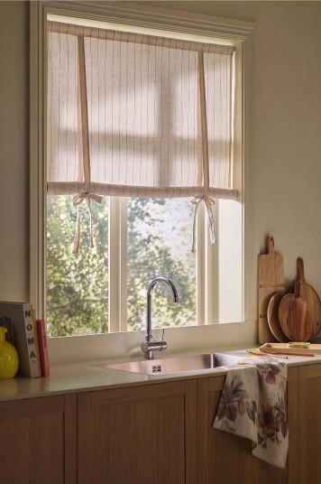 Ellos Home   Roll up gardin Elly Thin Stripe Rollup i resirkulert halvlinne   Rød