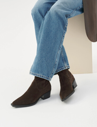 VAGABOND Kelsey Brown 38 VAGABOND Kelsey Brown 38