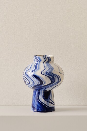 Jotex Vase Høyde 29,5 Cm Blå/hvit WAVE 2050787010 Jotex Vase Høyde 29,5 Cm Blå/hvit WAVE 2050787010