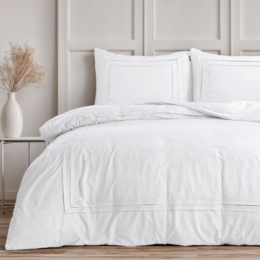 Indusia Design Sengesett Tailored White 140x200/220 / Micropercal