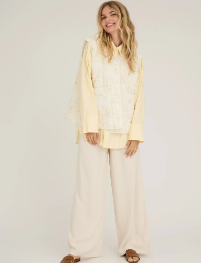 A View Kammy Embrodery Vest Cream 38