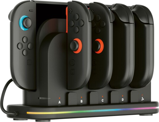 Nacon Switch 2 og kontrollere ladedokk