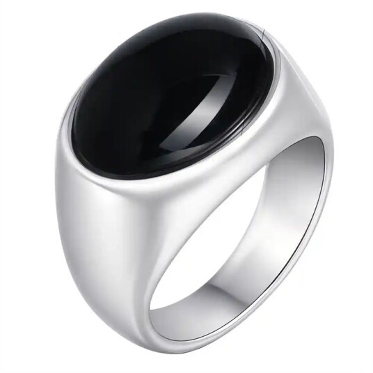 Oval signetring med svart agatstein og stål. Oval signetring med svart agatstein og stål.