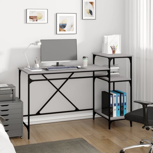 Skrivebord hyller grå sonoma 135x50x90 cm konstruert tre jern Skrivebord hyller grå sonoma 135x50x90 cm konstruert tre jern