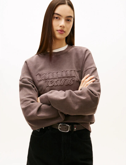 Tommy Jeans Tjw Bxy Gmd Script Crew - Brown - M Tommy Jeans Tjw Bxy Gmd Script Crew - Brown - M