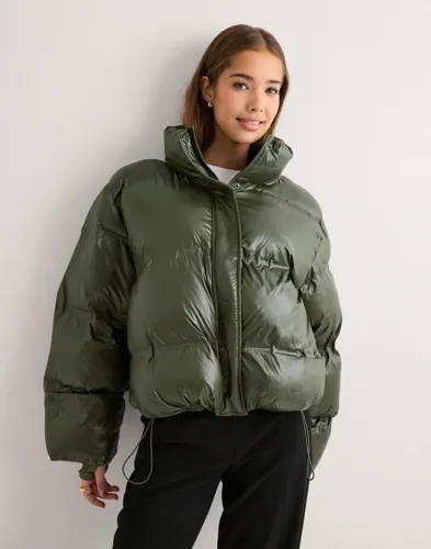 Neo Noir   Grønn   Rhea Shiny Puffer Jacket