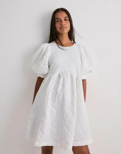 Pieces - Hvit - Pcabba 2/4 Short Dress Wvn D2D Pieces - Hvit - Pcabba 2/4 Short Dress Wvn D2D