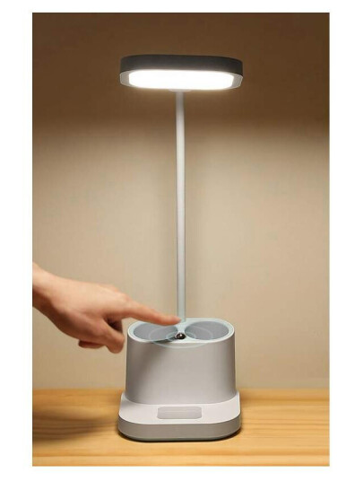 Dimbar skrivebordslampe - penneholder og powerbank Dimbar skrivebordslampe - penneholder og powerbank
