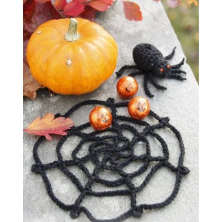 Drops Garnstudio Webster by DROPS Design Halloween Pynt Hekleoppskrift Edderkopp Drops Garnstudio Webster by DROPS Design Halloween Pynt Hekleoppskrift Edderkopp