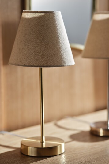 Jotex LASSE bordlampe i messing med 2pakk Lin beige/messing 2250743010 Jotex LASSE bordlampe i messing med 2pakk Lin beige/messing 2250743010