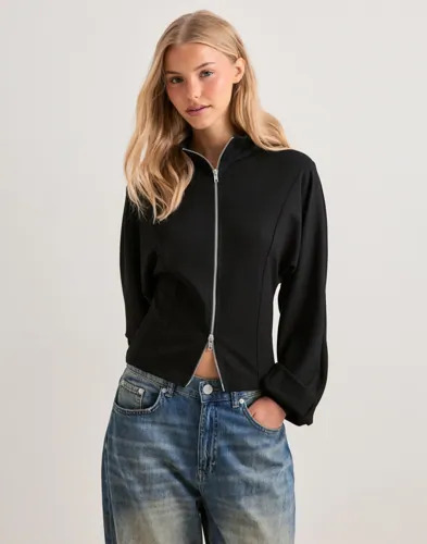 Nelly Svart Luxury Funnel Neck Zip