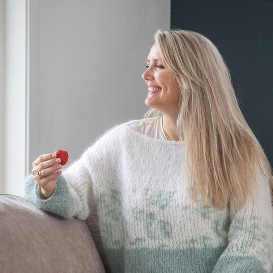 Bluum Strikkegenser Perlemorskyer til dame garnpakke fra i Fnugg Bluum Strikkegenser Perlemorskyer til dame garnpakke fra i Fnugg