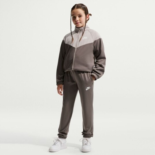 Nike Tracksuit NSW Dri FIT   Grå/beige Barn størrelse XL: 158 170 cm