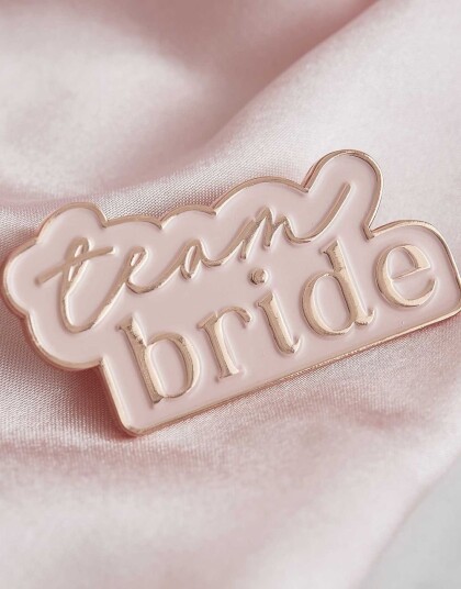 "Team Bride" Rosa og Rosegull Pin Blush Hen