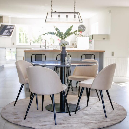 Venture Home Spisegruppe Venture Home Estelle Rundt med 4 Valentina Stoler GR838 Venture Home Spisegruppe Venture Home Estelle Rundt med 4 Valentina Stoler GR838