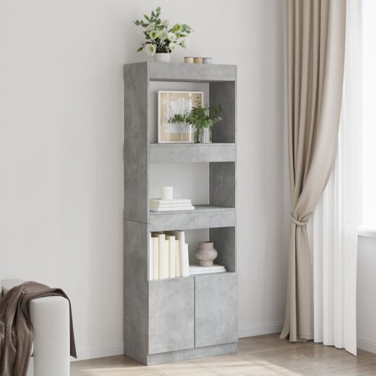 Highboard betonggrå 63x33x180 cm konstruert tre