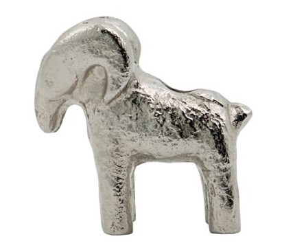 House Doctor Ram lysestake Antikksølv 7 cm med dekorativt design House Doctor Ram lysestake Antikksølv 7 cm med dekorativt design