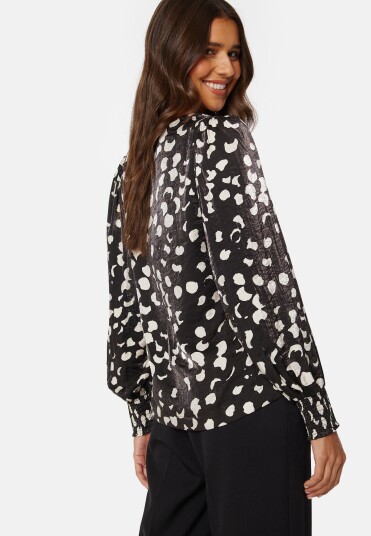 Object Collectors Item Omika L/S Top Black AOP: Sandshell 38