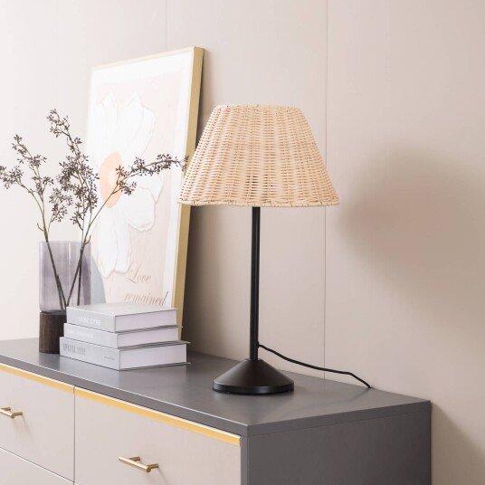 Lindby Zyralia bordlampe med skjerm i rotting