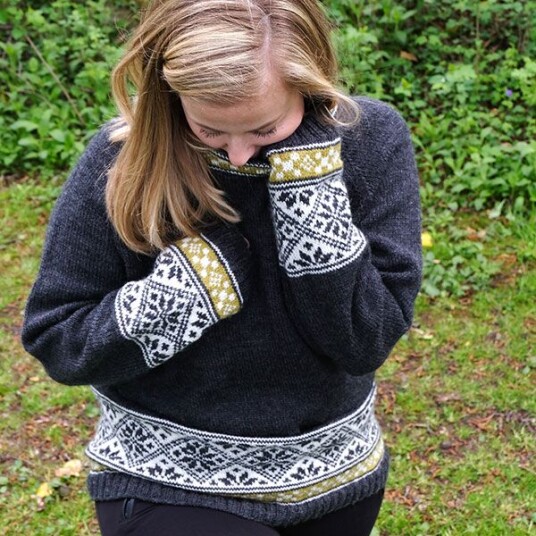 Bluum Strik Strikkegenser Elin dame - garnpakke i Bluum Pure Eco Baby Wool